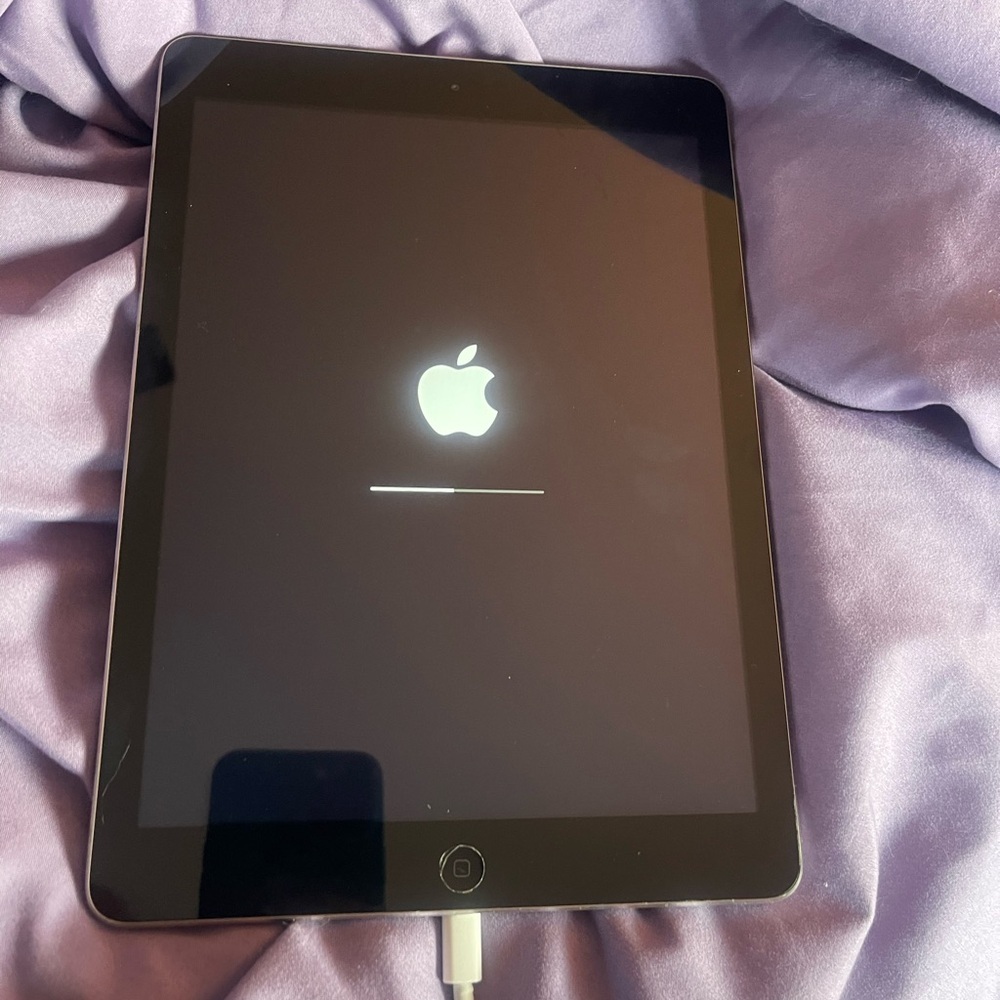 Apple iPad Air 1st Generation 16GB in Space Gray - Picture 3 of 6